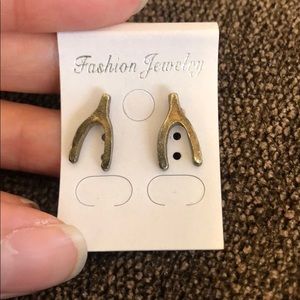🍀 4/$15! Wishbone earrings.